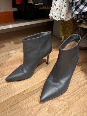 Gianvito Rossi Pointed Toe Gray Leather Ankle Boots
